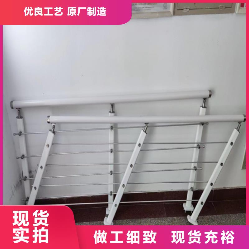 护河堤栏杆上门施工
