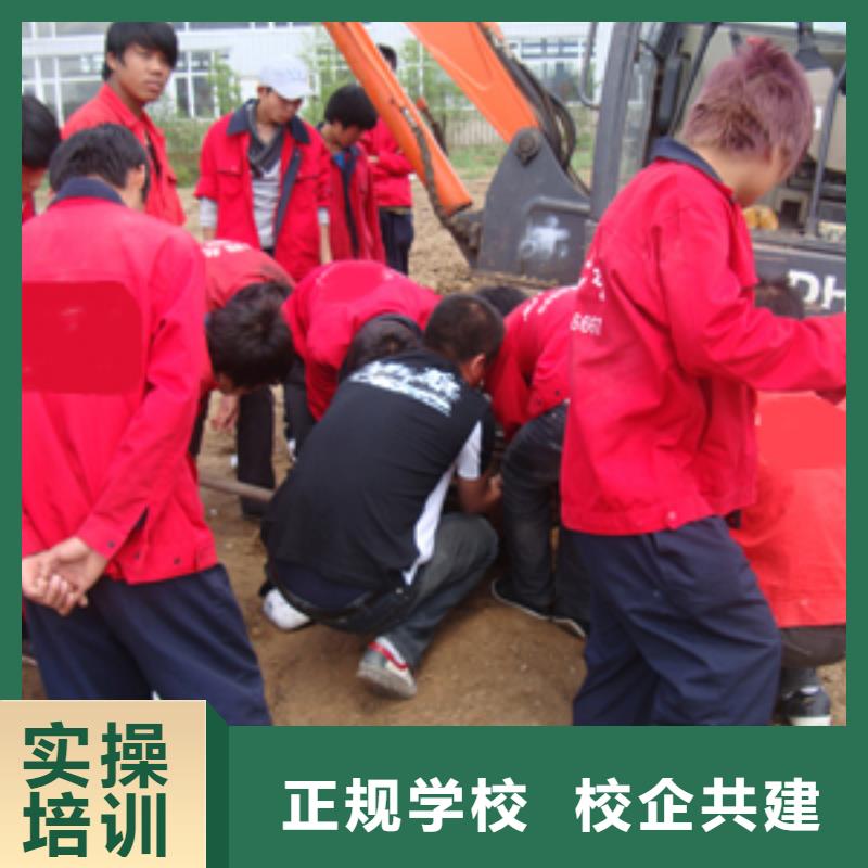 学挖掘机钩机选虎振设备好实习力度大