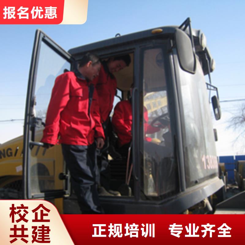 挖掘机培训-保定虎振技工学校报名优惠