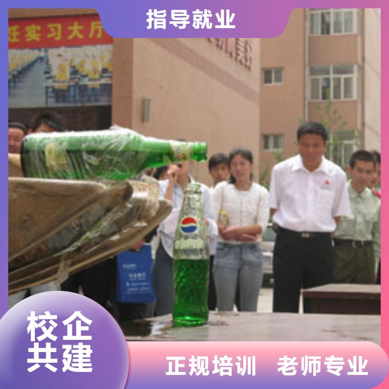 学挖掘机操作去虎振技校设备好实习力度大