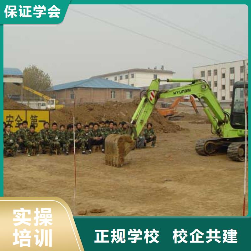 【挖掘机操作保定虎振学校学真本领】