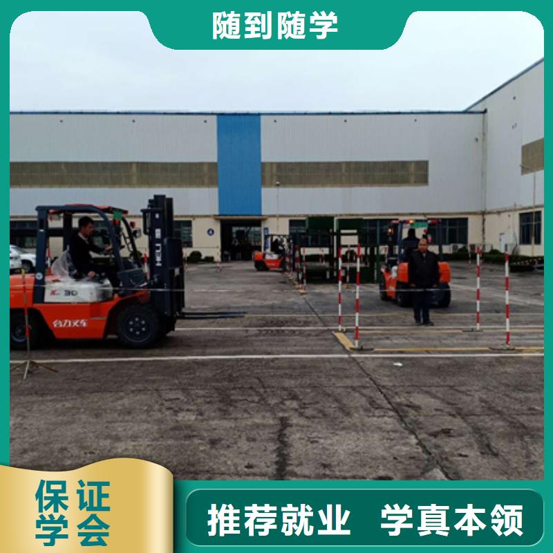 学塔吊叉车驾驶技术哪里好学塔吊叉车就到虎振学校