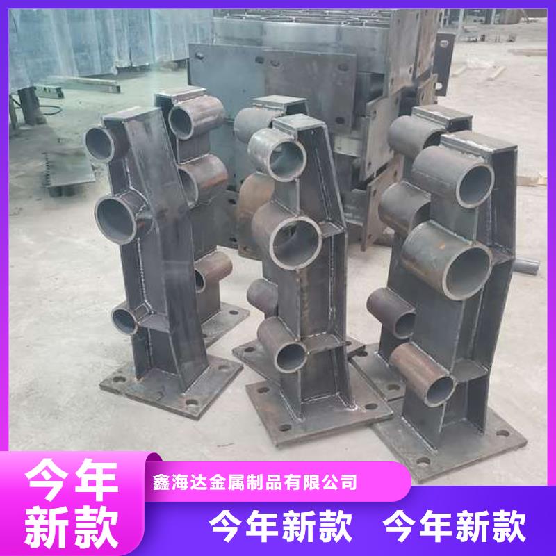 防撞护栏上的钢管栏杆