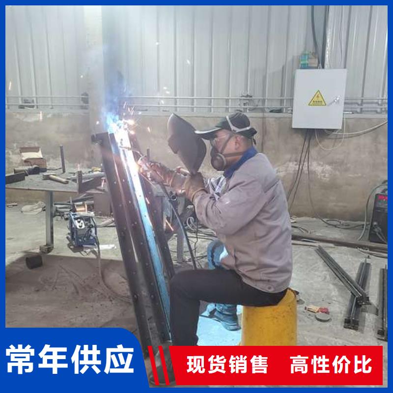 防撞护栏上的钢管栏杆