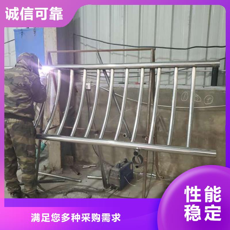 三横梁防撞栏杆上门施工