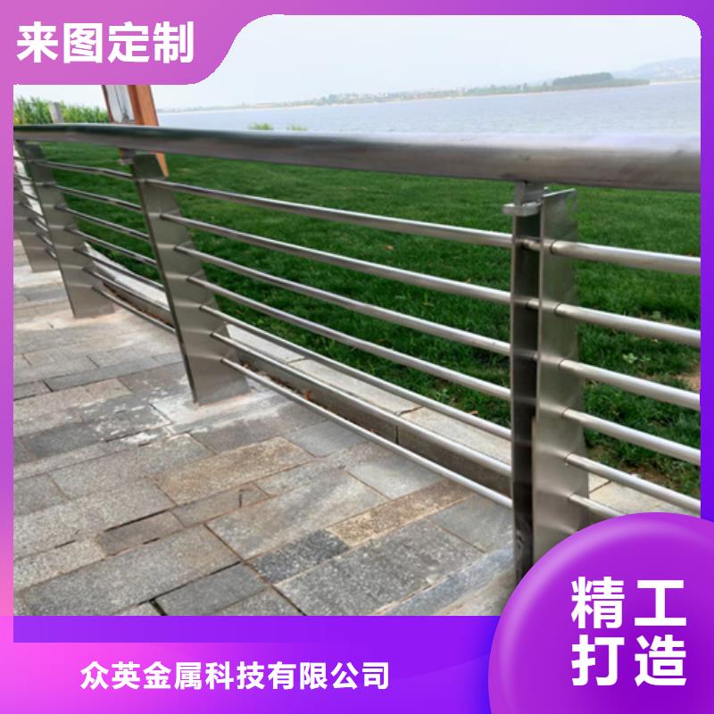 桥梁护栏附近