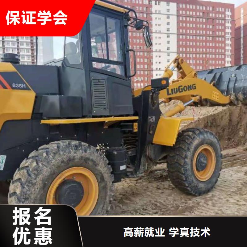 学汽车吊哪个钩机培训学校比较好虎振学校毕业免费工作