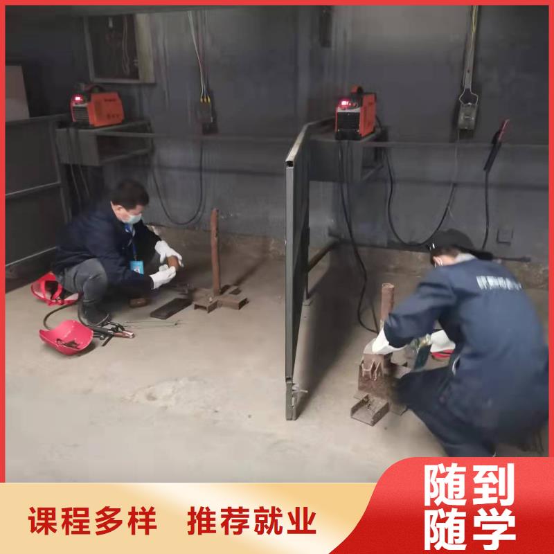 焊工学校挖掘机教学实操教学