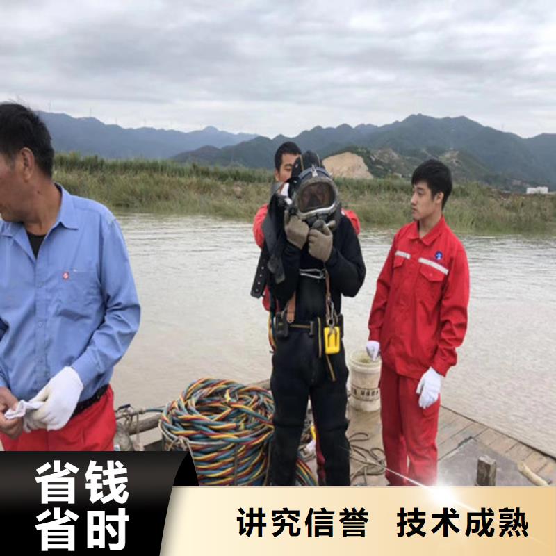 潜水员在污水管道中砌墙_诚信为本