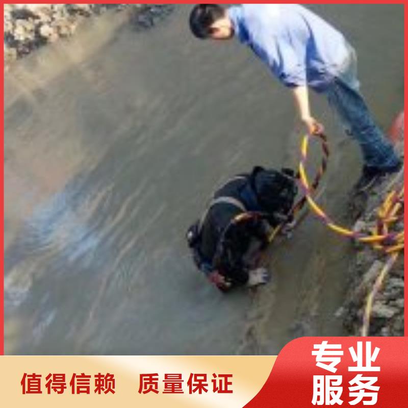 潜水员在污水管道中砌墙_诚信为本