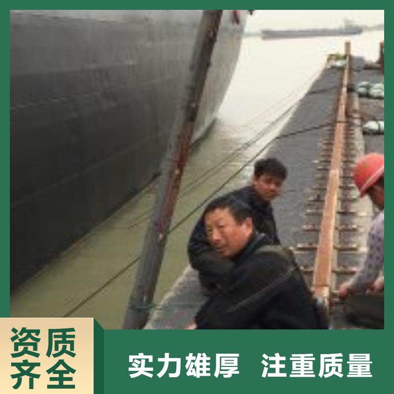 潜水员在污水管道中砌墙_诚信为本